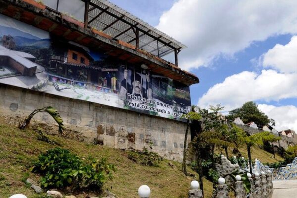 Tour Privado sobre Pablo Escobar con Teleférico en Medellín - Image 4