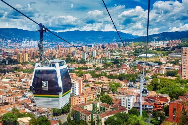 Tour Privado sobre Pablo Escobar con Teleférico en Medellín - Image 9